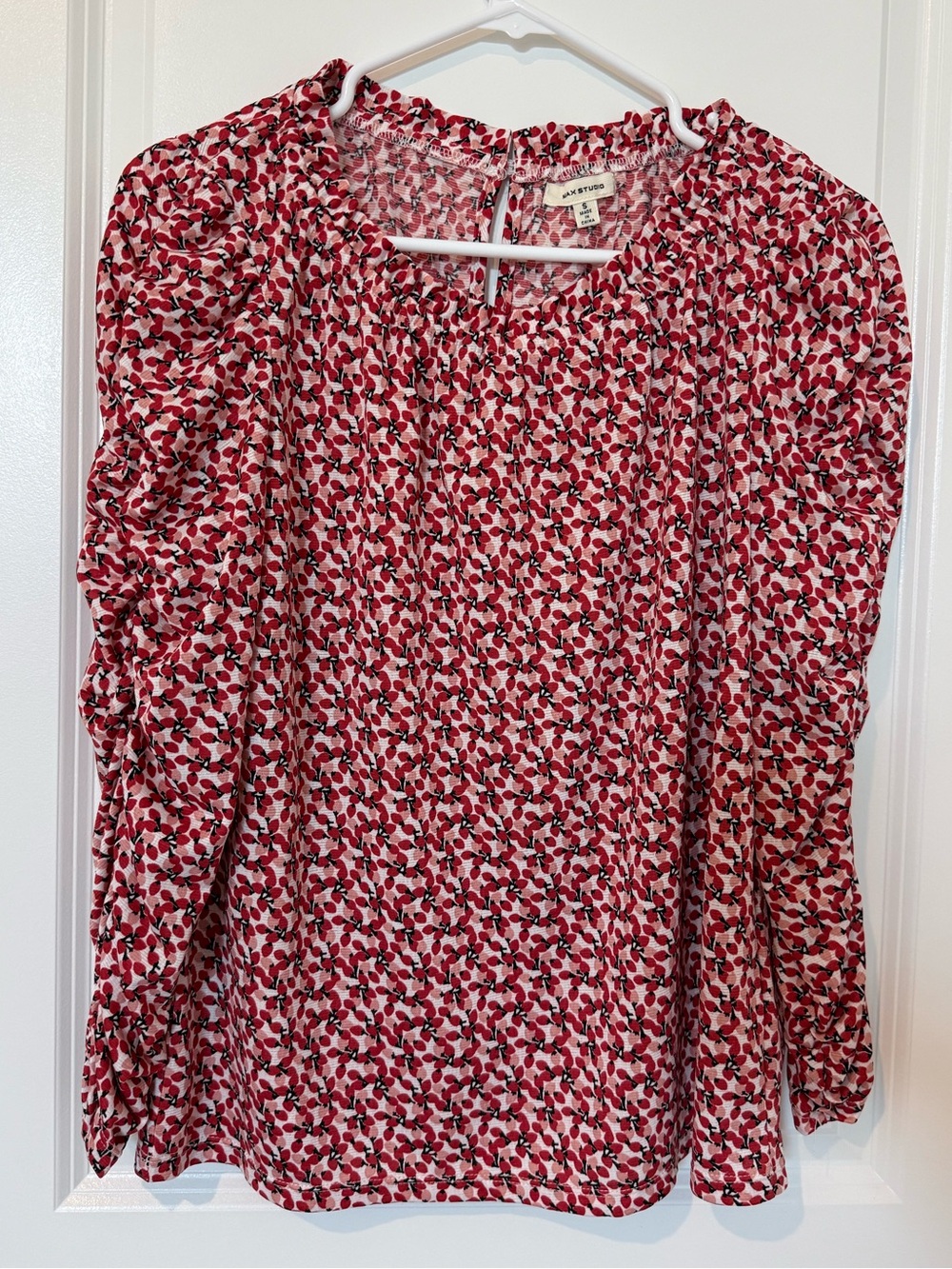 Max Studio Red and White Floral Puff-Sleeve Blouse